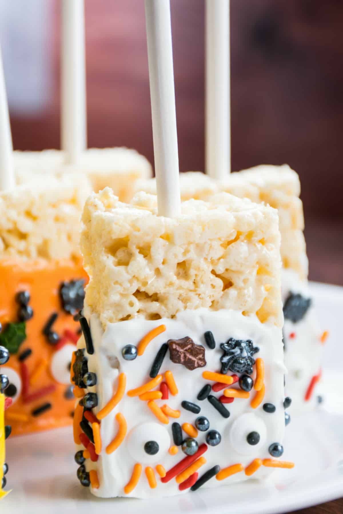A fantastic Fall recipe to make with your children. Rice Krispie treats dipped in candy melts and topped with your favorite holiday sprinkles. A fun, quick, and easy holiday treat that anyone will enjoy making.