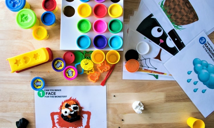 These 10 FREE Fall themed playdough mats are a great learning tool to teach your child all about numbers, and have some fun too!