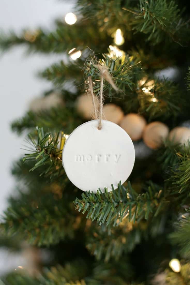 If you are on a small budget this year, decorating for the holidays can seem impossible. Here are 25 affordable ways to decorate your Christmas tree without breaking the bank.