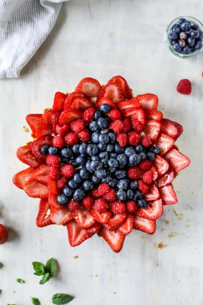 ENTER this no-bake cheesecake triple berry star tart (!!!!) with fireworks vibes. Because we need to be festive and all since the 4th of July is a mere week away. Fireworks, BBQs, pool parties and MARGARITAS.